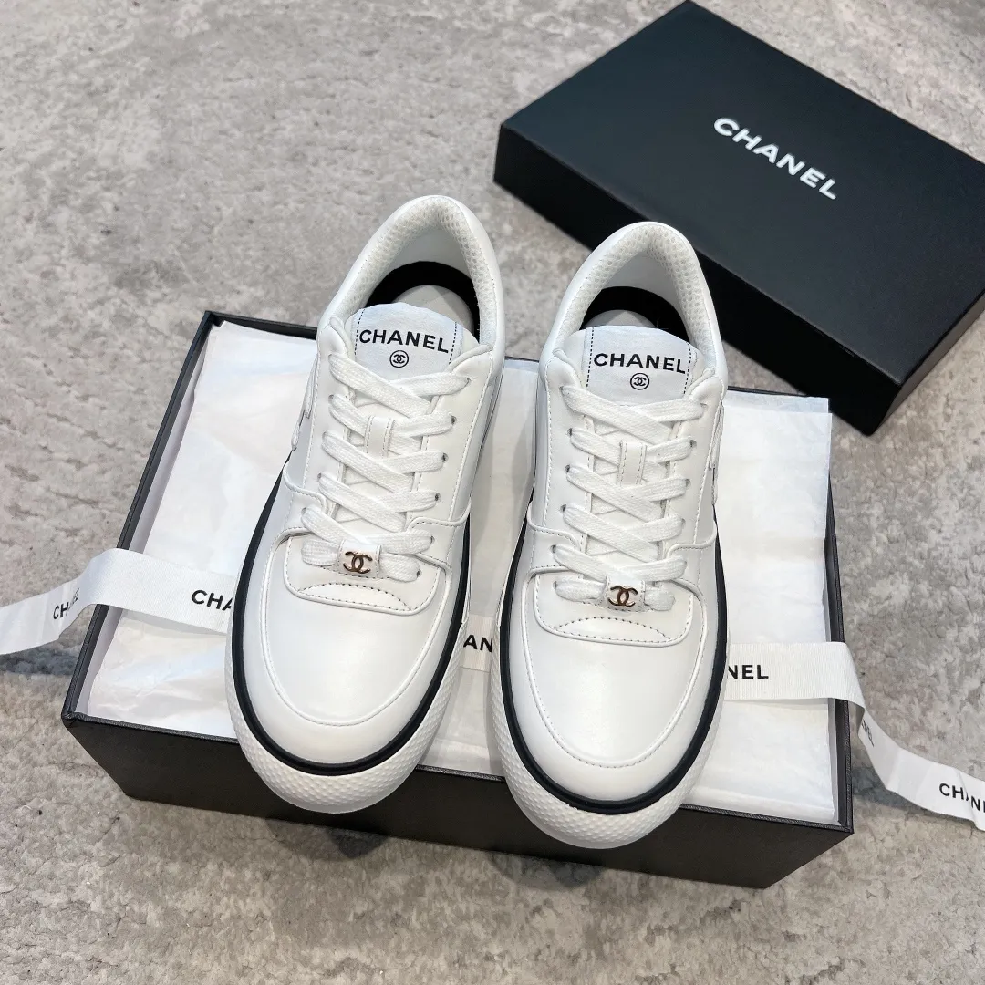 👟👟Ex-factory price 520👟👟 Chanel 23b new panda shoes C's new casual white shoes sneakers There is a reason why these shoes are so popular 🔥 They are so comfortable. They are a shoe that coexists with comfort, beauty and versatility. You can easily walk ten thousand or twenty thousand steps without any pressure. The original development last shape is delicate and stylish, and you are not afraid of wide feet. It will not make your feet fat, and it looks good and comfortable on your feet! It feels very light on the feet! Comfortable and breathable! Super whitening‼ ️It’s really a perfect match. Upper: first-layer cowhide/➕sheepskin lining. Exclusive 1:1 original customization [different from market currency‼ ️】The foot pads are made of imported mixed sheepskin, which is breathable and comfortable! ✔ T👟👟Ex-factory price U outsole exclusive original development private model! Differentiating the market rubber outsole‼ ️✔ Size: 35-39 (40 orders cannot be returned or exchanged)